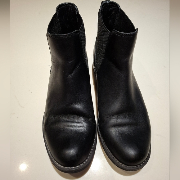 Timberland Shoes - Timberland Classic Black Leather Chelsea Boots (Size US 7)
